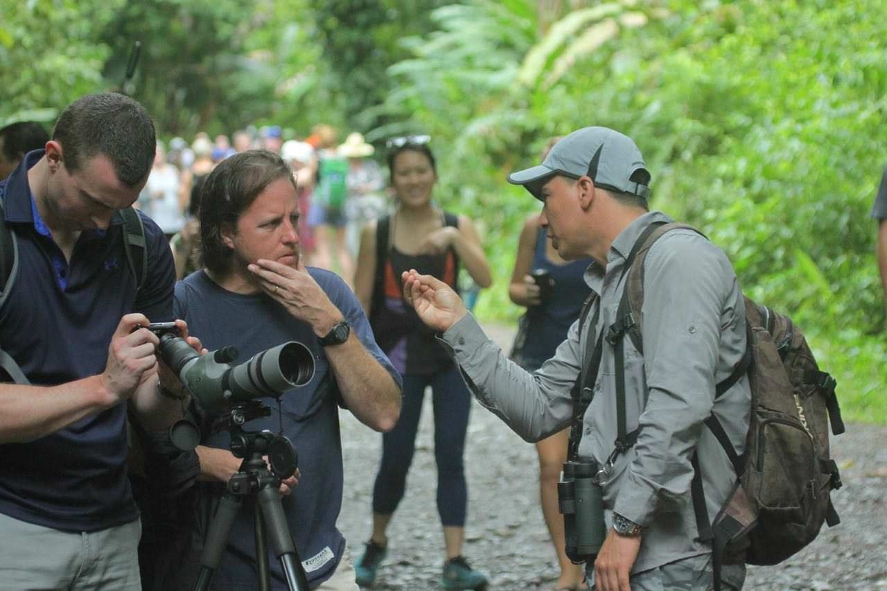 Guide pointing out wildlife on Sendero Perezoso, the sloth trail on the Manuel Antonio National Park map