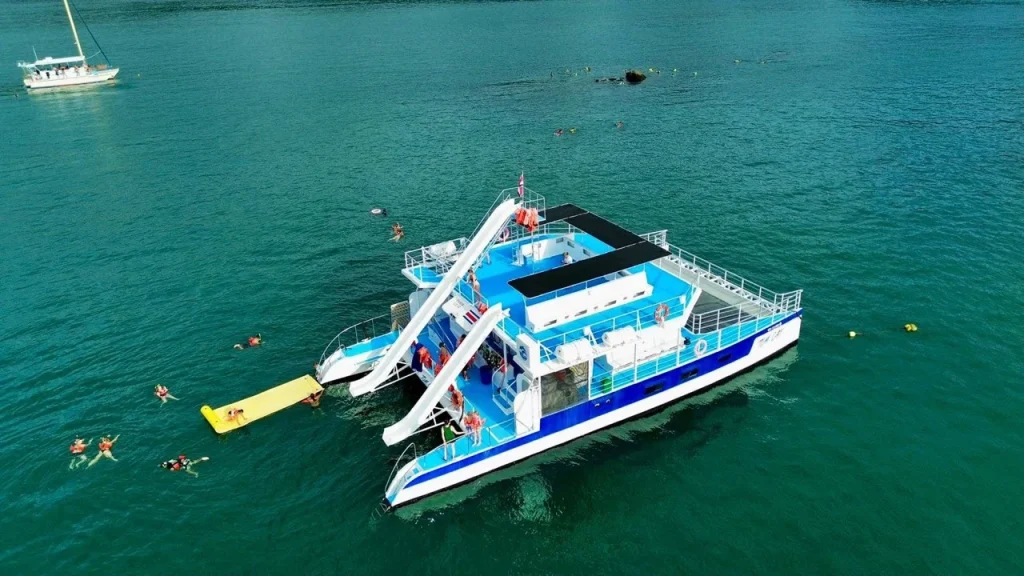 Planet boat in Manuel Antonio