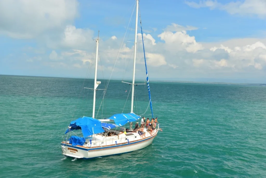 Sunset boat in Manuel Antonio
